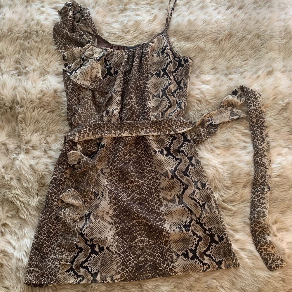Superrrr cute ruffle belted dress. Animal print
